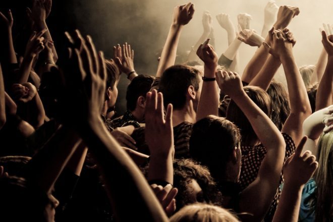 Pessoas que frequentam shows são mais felizes, diz pesquisa