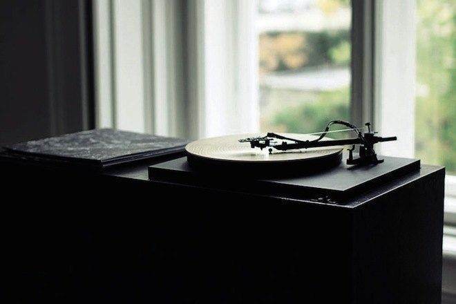 O toca discos que transforma sulcos de árvores em música deslumbrante