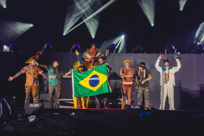 Alok e músicos indígenas quebram barreiras linguísticas e geográficas levando a resiliência ancestral ao Global Citizen