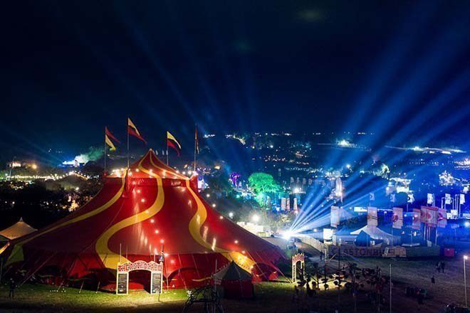 Morre Artista Achado 'Encharcado De Petróleo' No Glastonbury