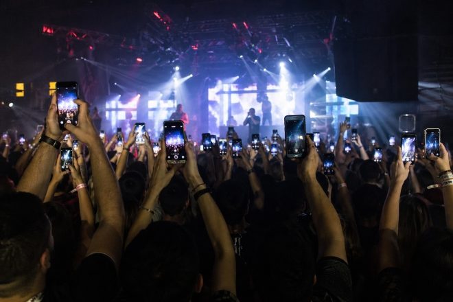 Eventos em clubs sem uso de celular dispararam 567% globalmente em 2025, revela novo levantamento