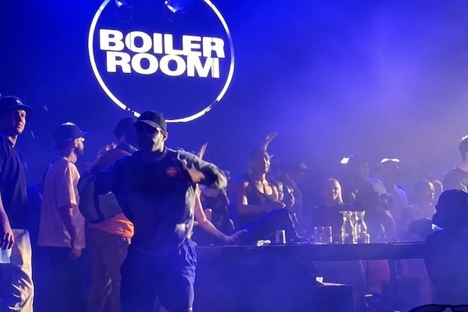 Manifestantes realizam protesto durante evento do Boiler Room em Nova York