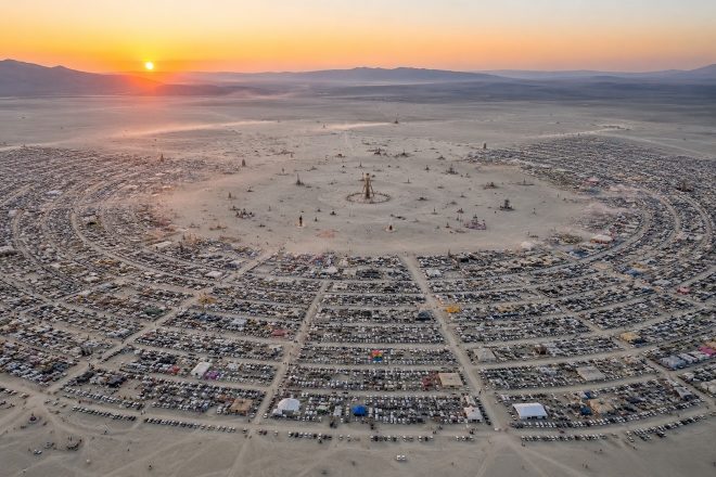 Três pessoas morrem durante o Burning Man 2026 enquanto autoridades investigam as causas