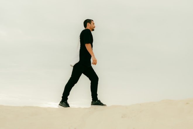 Mezomo apresenta sua nova label VAZIO com o EP 'Empty But Awake' e transforma conceito em estrutura artística 