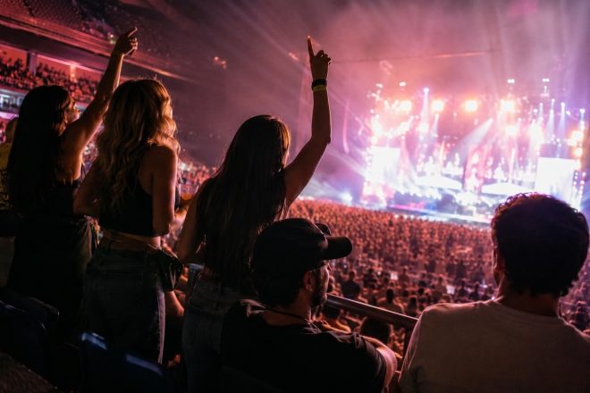 30 anos é a idade em que as pessoas param de ficar em pé em shows, afirma novo estudo