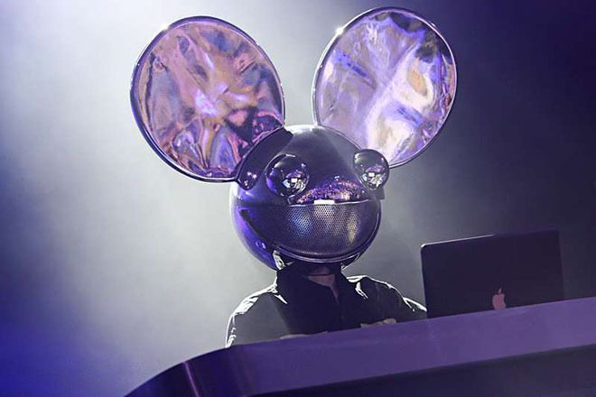 Curta Deadmau5 remixando Jay-Z e Beastie Boys 