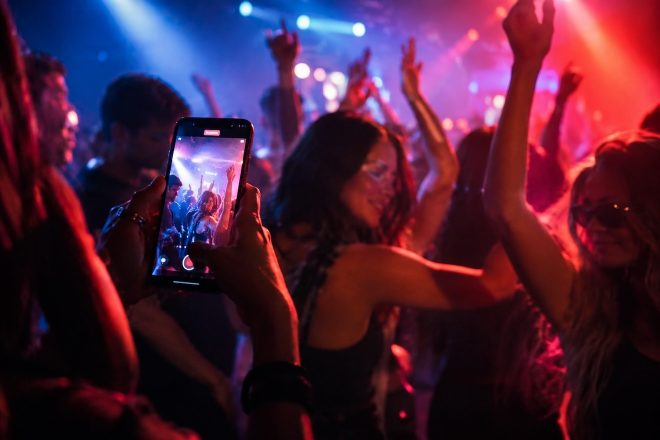 49% dos jovens da geração Z nos EUA evitam dançar em público por medo de aparecer nas redes sociais