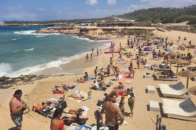 Grupo de manifestantes antiturismo protestam nas ruas em Ibiza