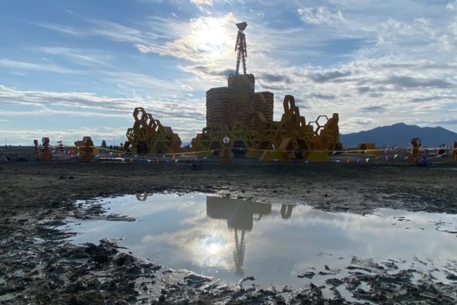 Burning Man 2023 sofre com alagamento, deixando milhares de pessoas presas na lama no Deserto de Nevada