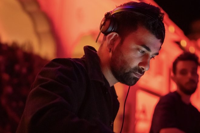 Migrant apresenta ‘Feel The Beat’, unindo basslines staccato e energia hipnótica de pista