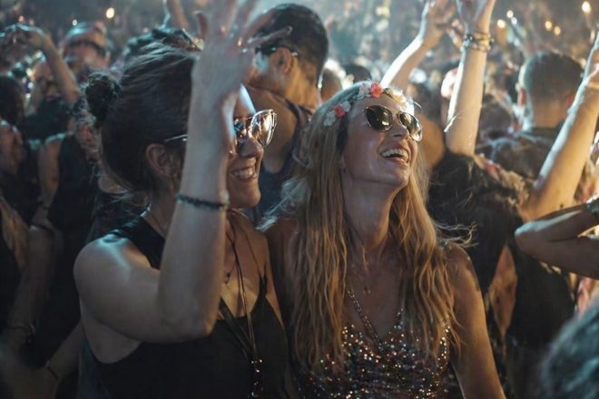 Mulheres entre 40 e 65 anos afirmam que ir a clubs melhora sua saúde mental, aponta estudo