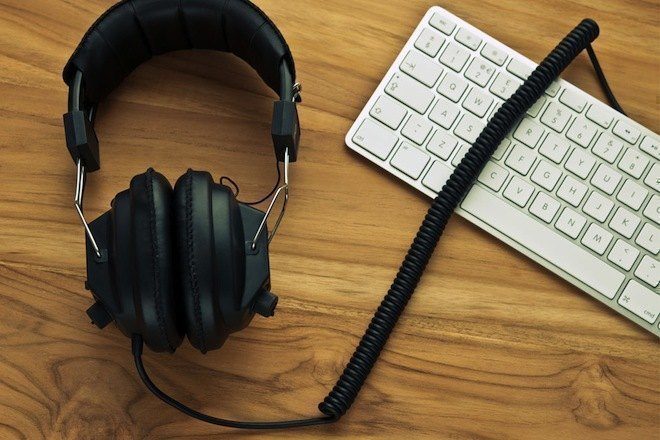 As vantagens e desvantagens de ouvir música no trabalho
