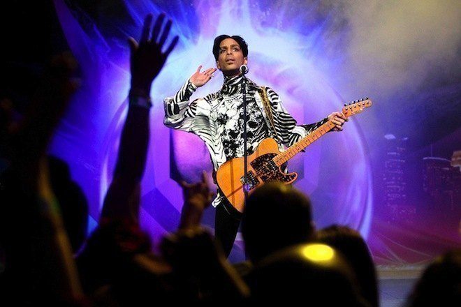 Guitarra Amarela De Prince Vai A Leilão