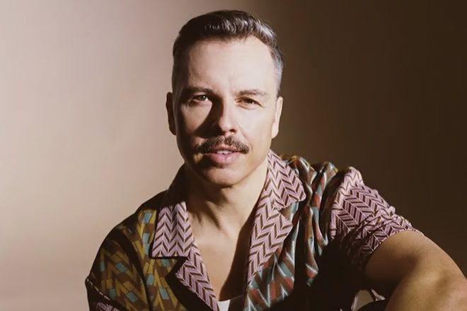 Purple Disco Machine anuncia interrompe turnê devido à perda auditiva “súbita”