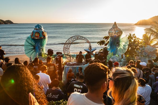 Mais de 11 anos na cena: conheça o belíssimo Silk Beach Club Búzios e todos os seus detalhes