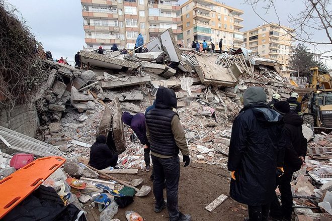 Nightclubs na Turquia se mobilizam para ajudar nos esforços de socorro a vítimas do terremoto