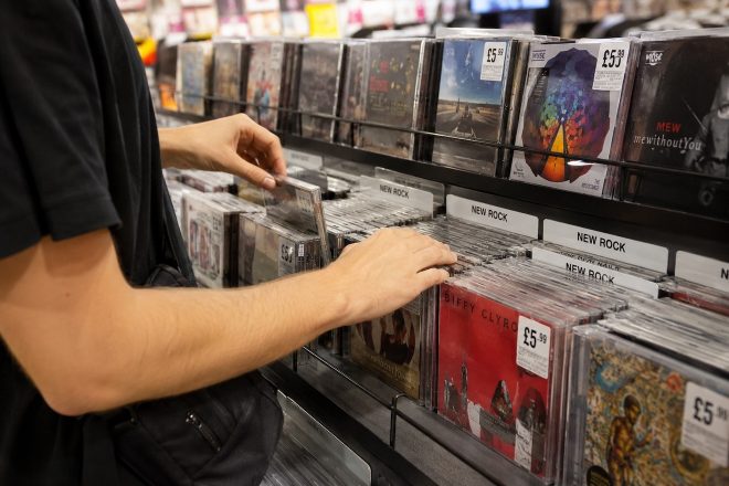 Vendas de CD nos Estados Unidos crescem mais rápido do que o vinil pela primeira vez em 10 anos
