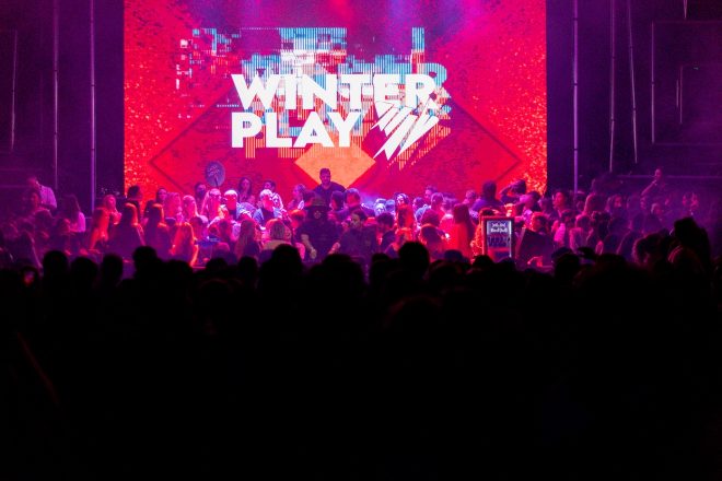 Winter Play celebra 20 anos de história com 5 festas especiais em Jurerê Internacional, Florianópolis