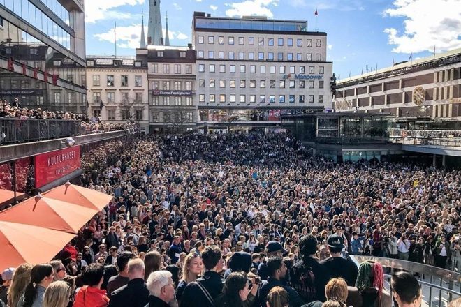Multidões comparecem a homenagem a Avicii em Stockholm