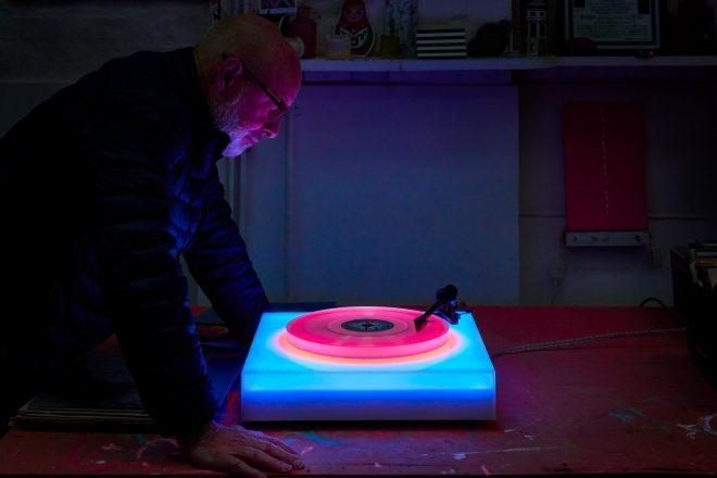 Brian Eno lança série limitada de tocadiscos de LED que mudam de cor