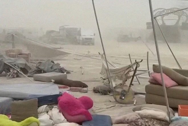 Burning Man 2025 começa de forma “caótica” com alertas de enchente, ventos intensos e tempestade de poeira