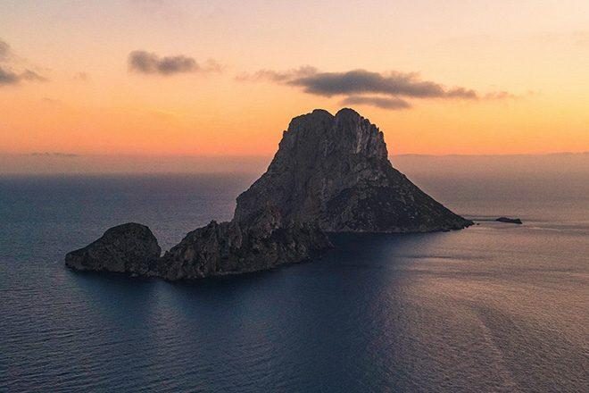 Famoso point turístico de Ibiza, Es Vedrà, é bloqueado para reduzir o turismo local