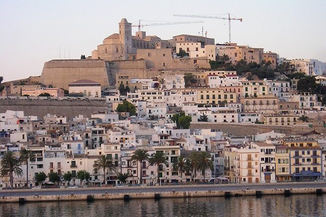 Ibiza vai multar em £2.500 turistas que violarem novas regras sobre álcool em San Antonio