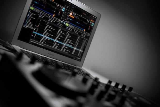 Nightclub Em LA Decide Banir Laptops Na Cabine De DJ