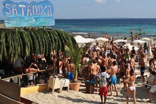 Petição lançada para reverter proibição de DJs no Sa Trinxa, o "único beach club autêntico restante em Ibiza"