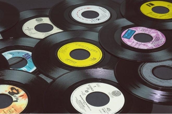 Vendas de discos de vinil quebram recorde no Reino Unido, atingindo o maior patamar desde 1990