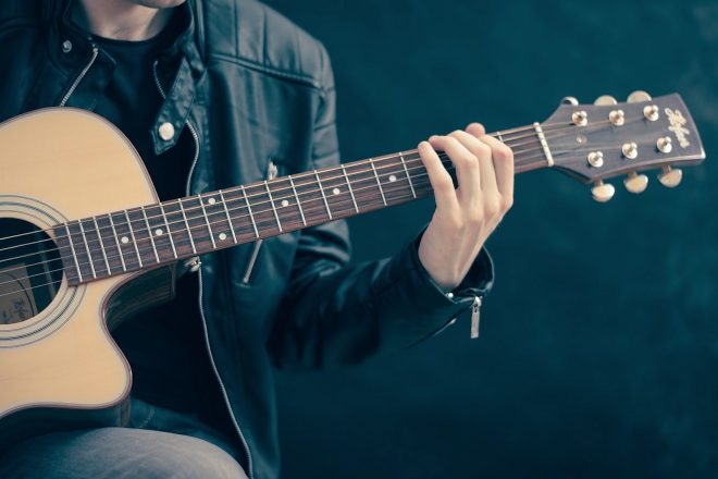 Porque você deve investir em uma aula de violão