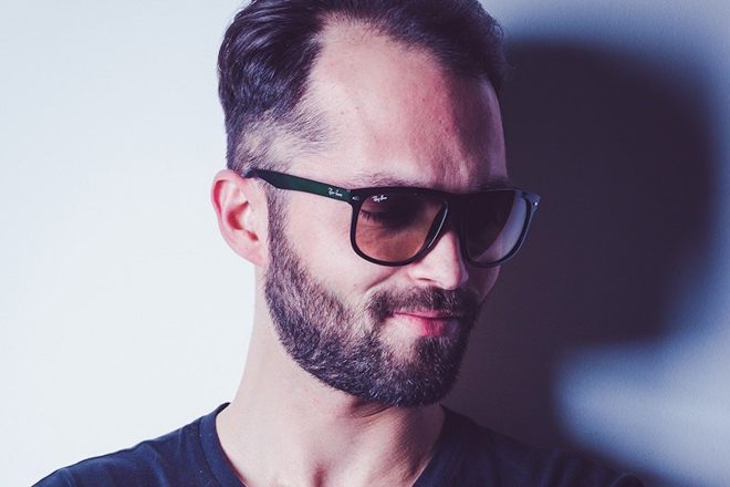 Entre Minimal House e memes clássicos, John Deluxe fala sobre seu novo EP, “Chapado”