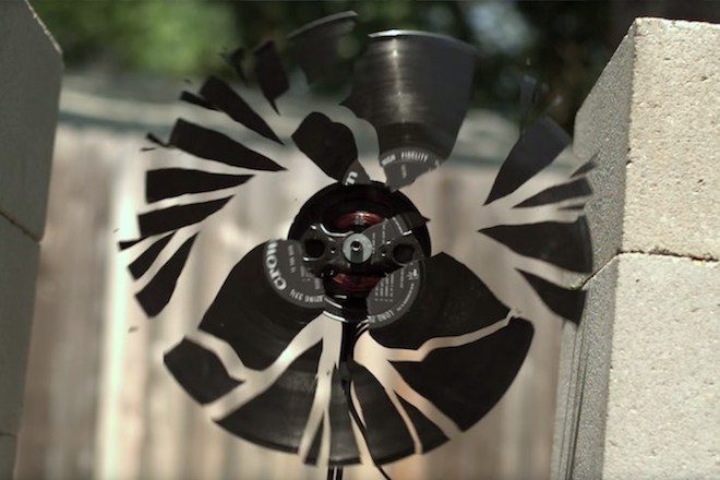 Veja um vinil girar ultra rápido até se desintegrar (video)