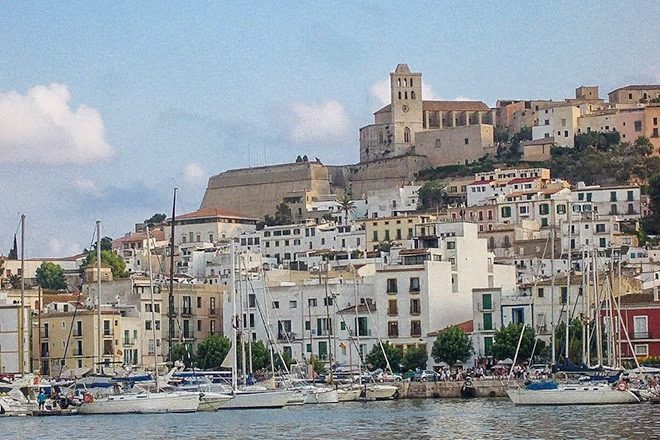 Ibiza retira mais de 2.500 anúncios ilegais de aluguel de curta temporada no Airbnb