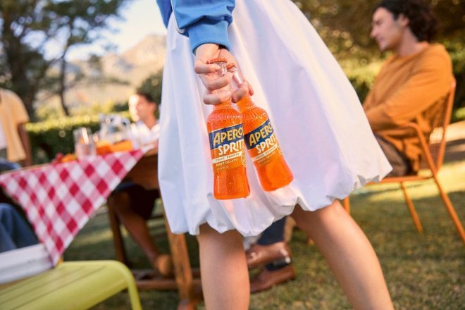 Aperol Spritz Pronto estreia no Brasil com lançamento mundial em garrafa long neck